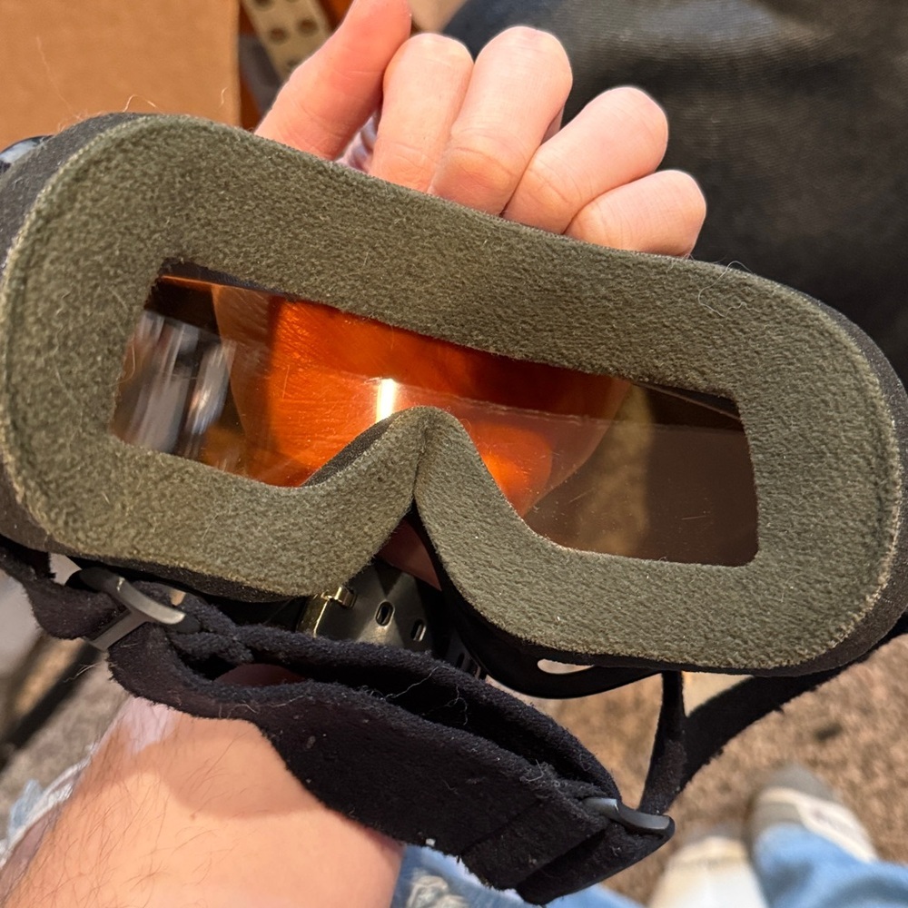 Oakley Black Frame Ski Goggles with Orange Lens - Picture 4 of 4